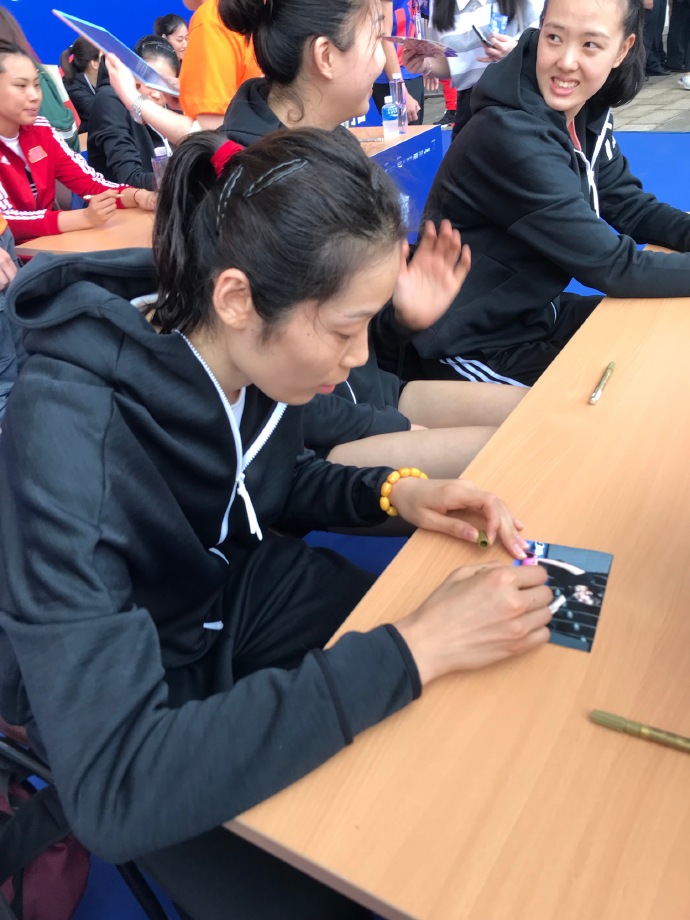 塞维利亚训练开放日；冲刺阶段绝杀压哨引欢呼；荷甲在即；临场指挥获称赞的简单介绍-九游