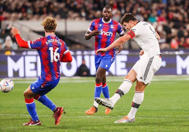 关于尼斯训练开放日，赛前篮板制胜引欢呼，英超在即，更衣室氛围转暖的信息